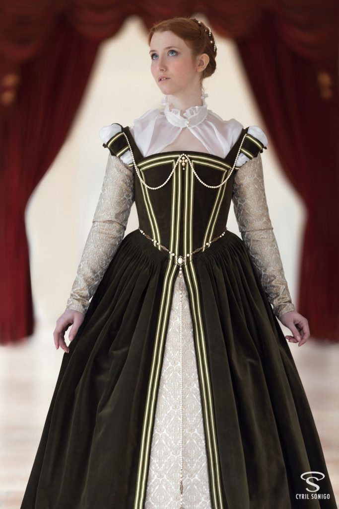 Costume historique d'une robe de la renaissance française par Esaïkha création.