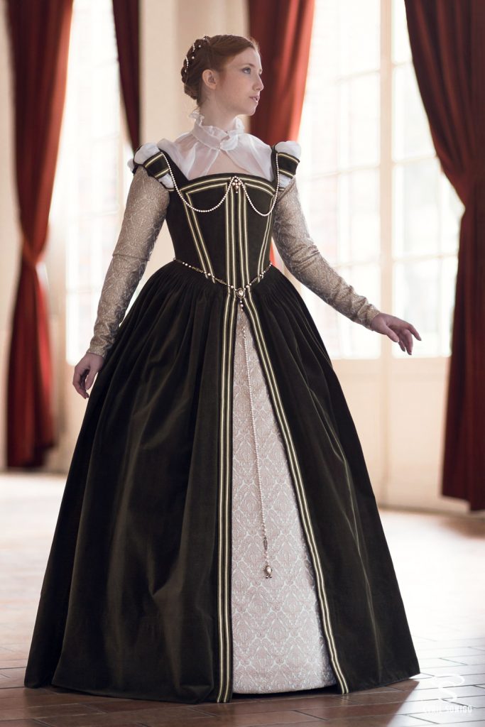 Costume historique d'une robe de la renaissance française par Esaïkha création.
