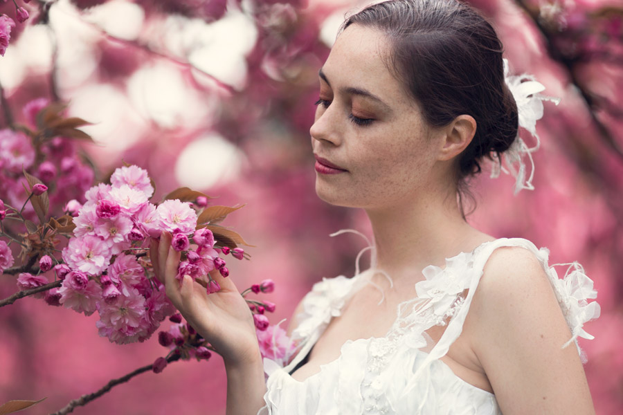 mariage sur le thème des fleurs de cerisier avec une séance de portrait réalisée par le photographe de mariage Cyril Sonigo