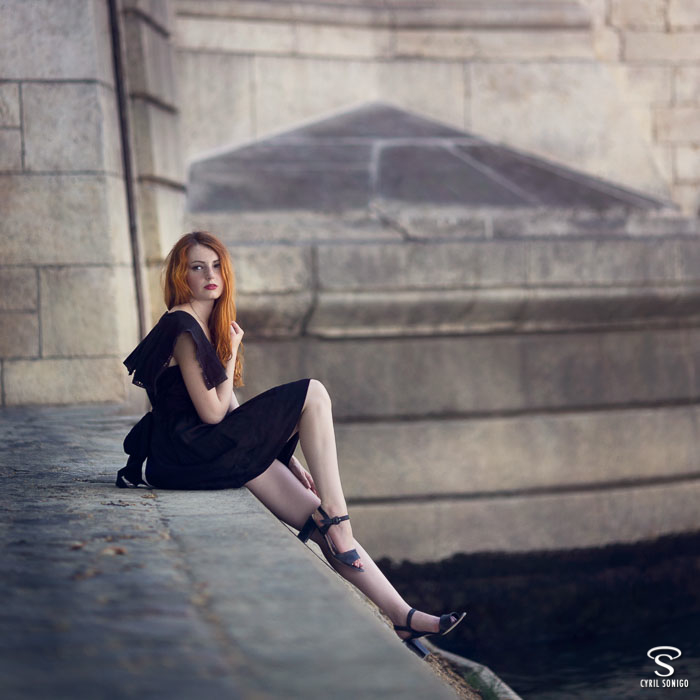La petite robe noire portée en été avec élégance et chic dans une série de portrait par le photographe portrait Cyril Sonigo à Paris