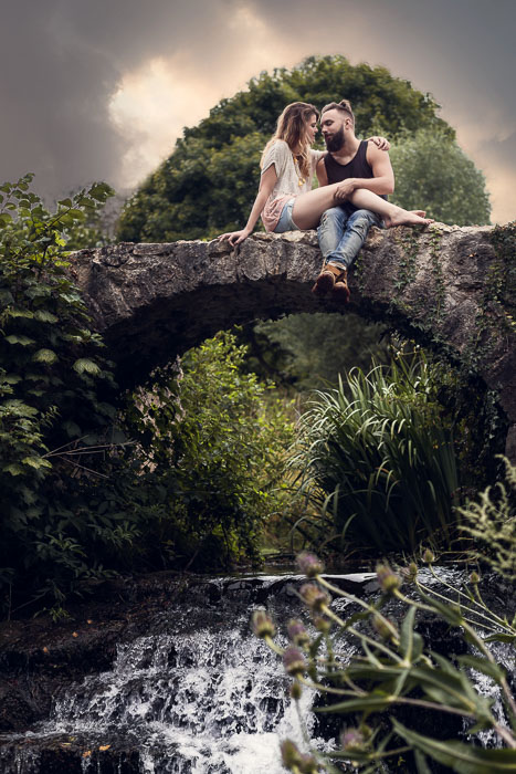 shooting photo couple en été et dans la nature sur un pont