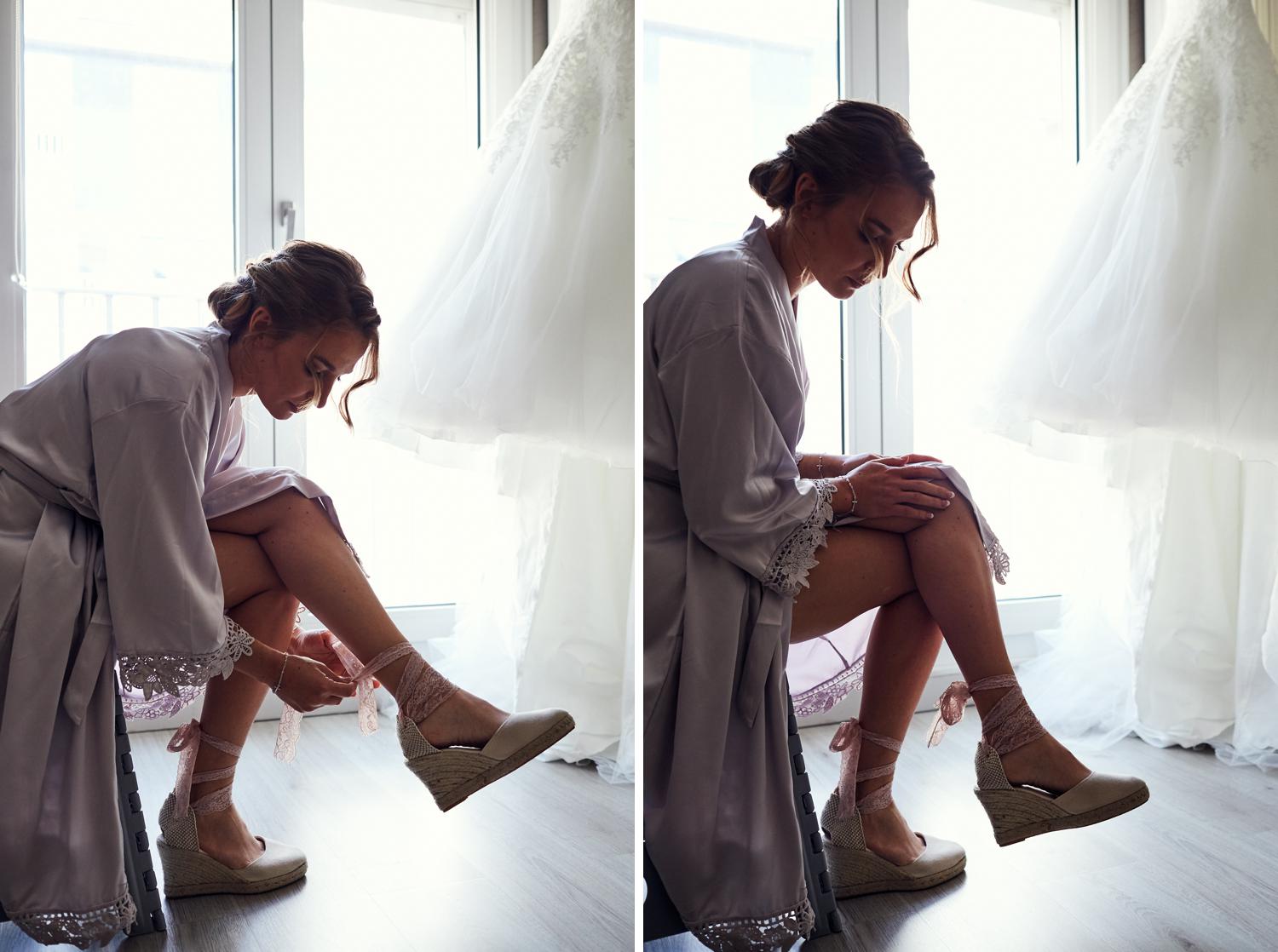 La mariée enfile ses chaussures
