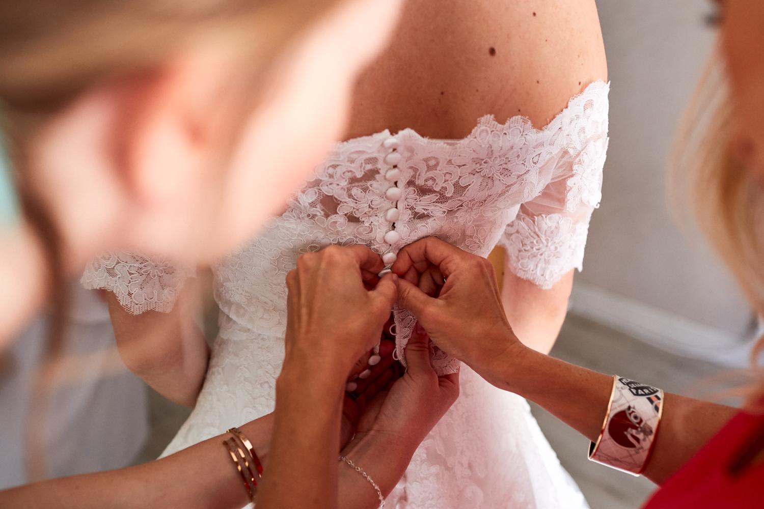 Boutonnage de la robe de mariée