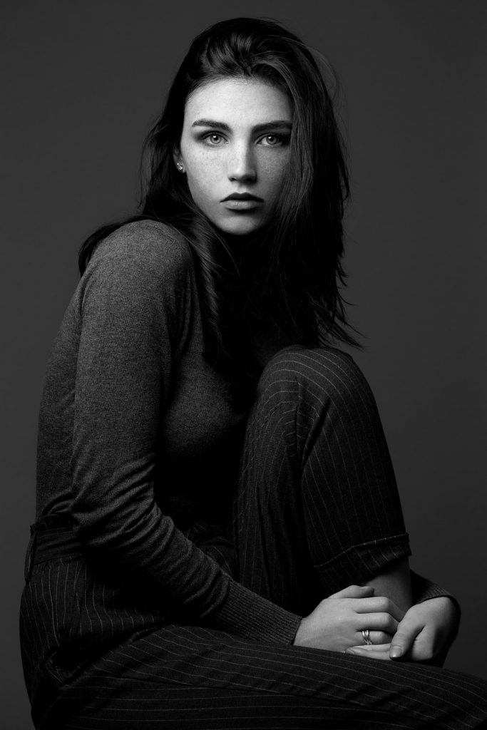 Portrait studio noir et blanc par le photographe Cyril Sonigo