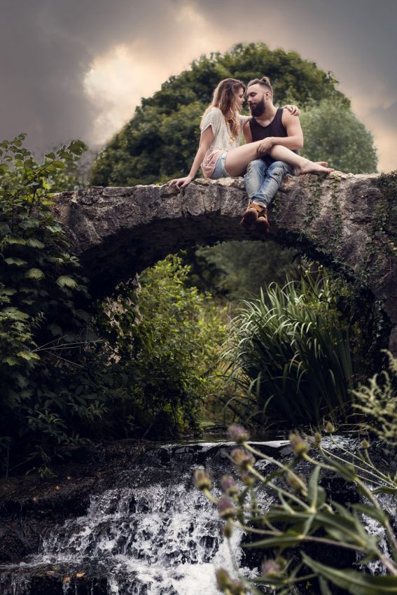 Photo de couple sur un pont, illustation d'une séance engagement par photographe de mariage Paris - Île-de-France