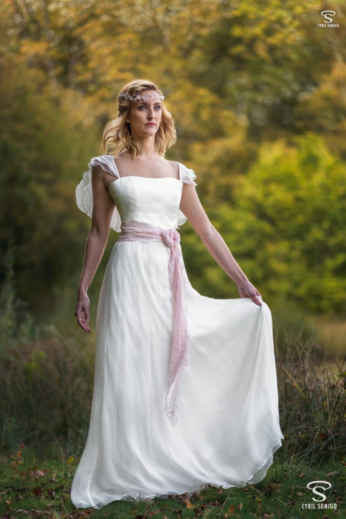 Photo robe de mariée bohème et romantique de Salomé Gautard, par le photographe de mariage Cyril Sonigo