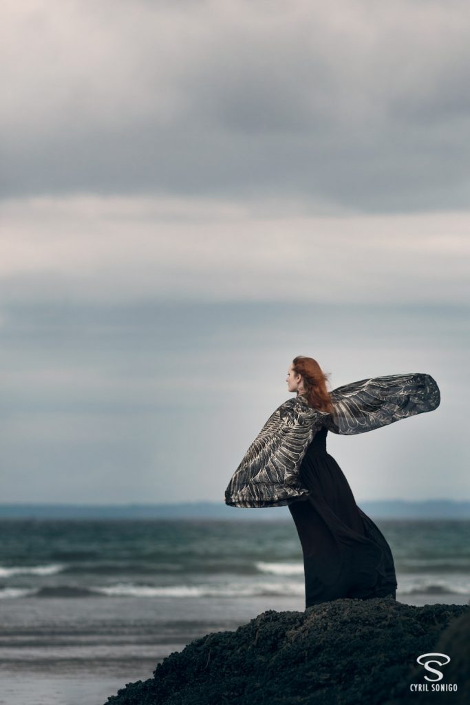 Photo femme oiseau en Bretagne avec foulard Shovava