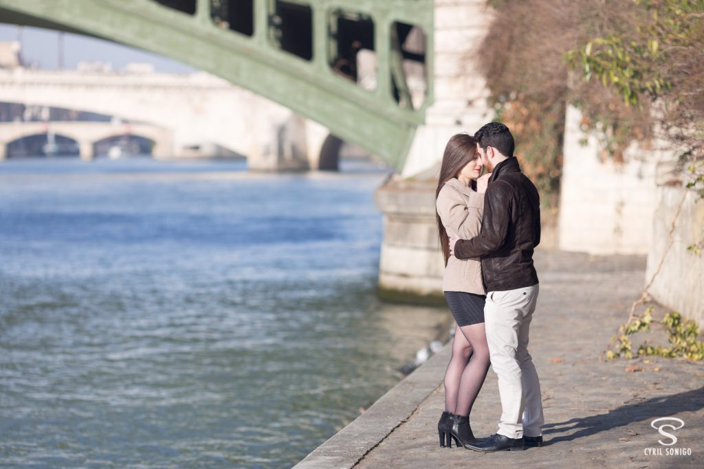 Séance photo de couple à la Saint-Valentin à Paris