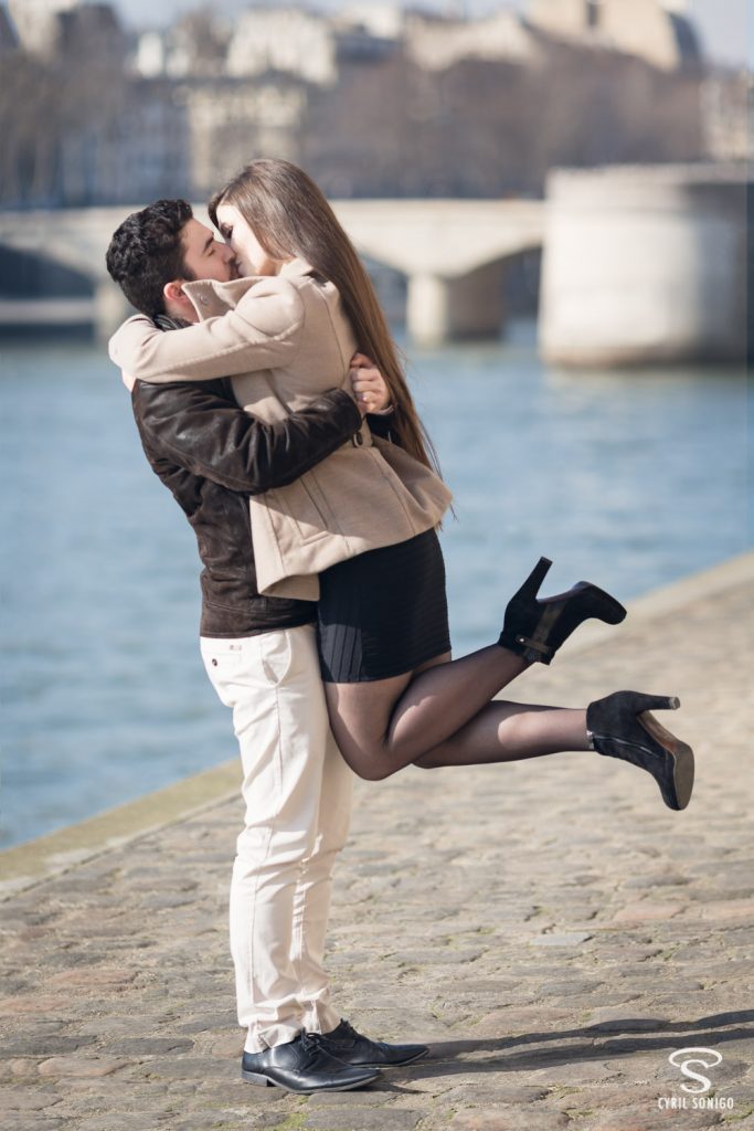 Séance photo de couple à la Saint-Valentin à Paris