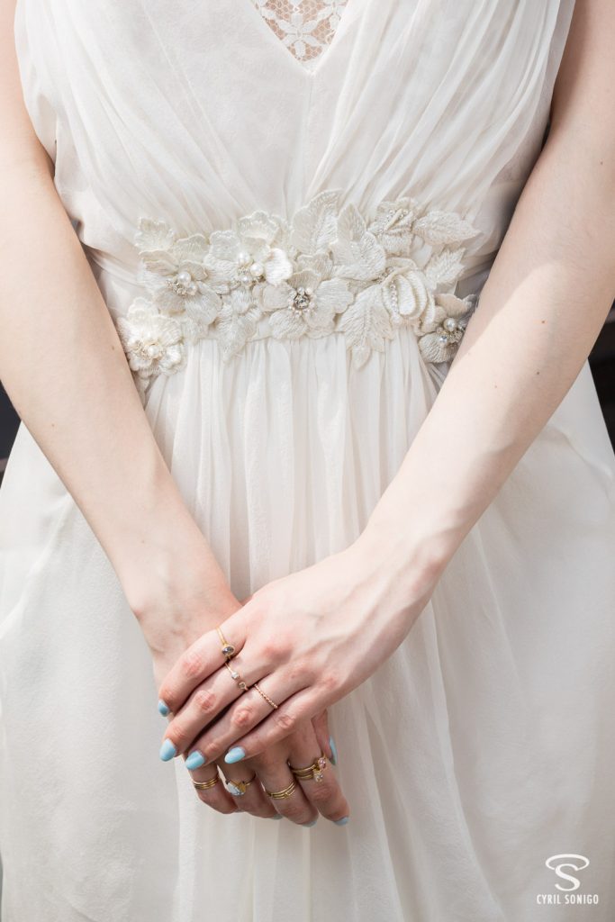 Détail de la robe de mariée d'Alberta Ferretti par le photographe de mariage Cyril Sonigo