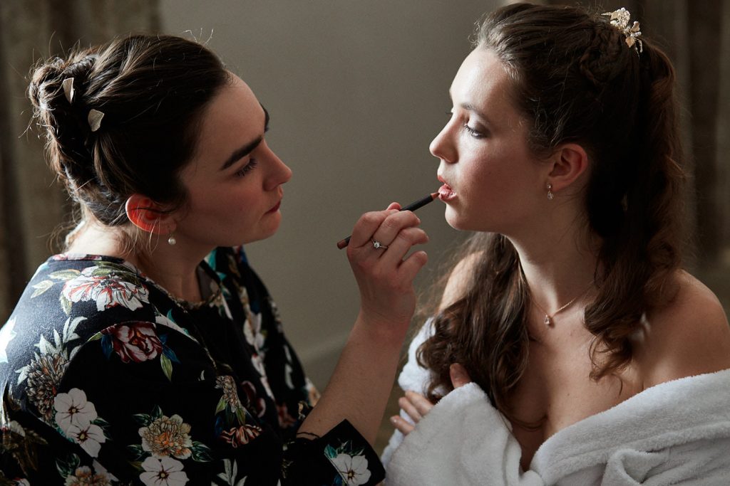 Maquilleuse mariage à Paris pendant les préparatifs