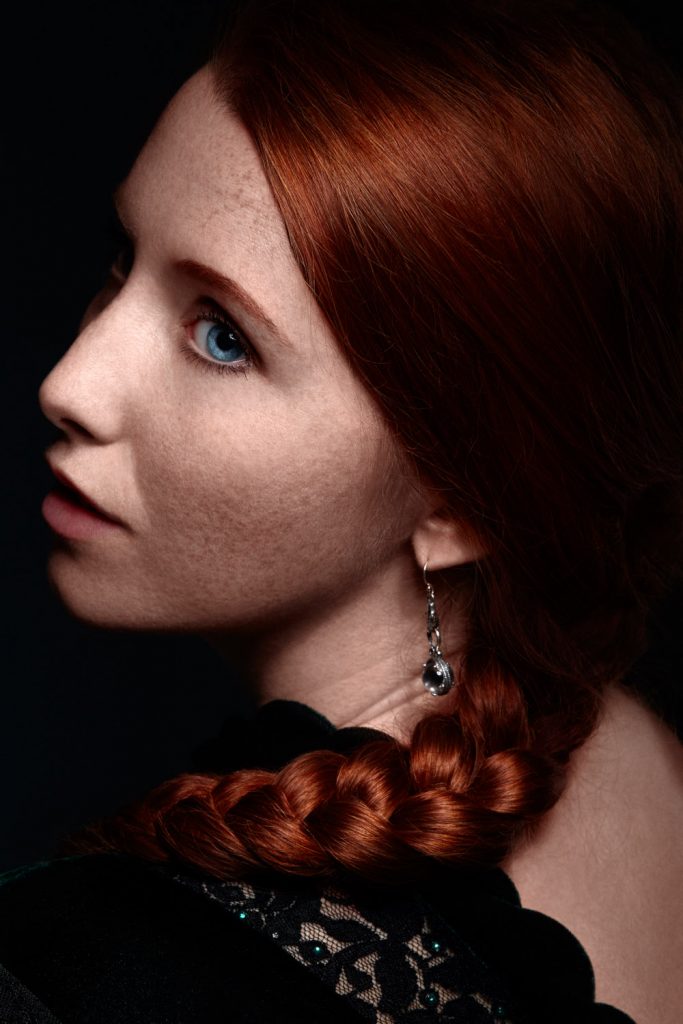 Portrait studio modèle rousse photographe Cyril Sonigo