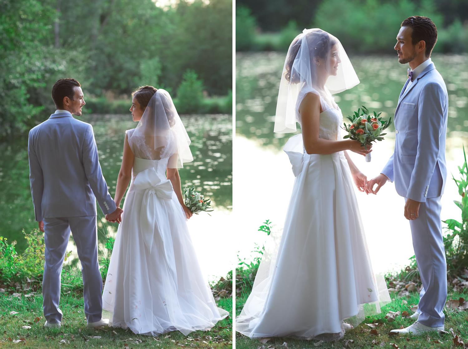 Photographie des mariés près d'un lac lors de leur mariage champêtre au Domaine du Moulin des Planches