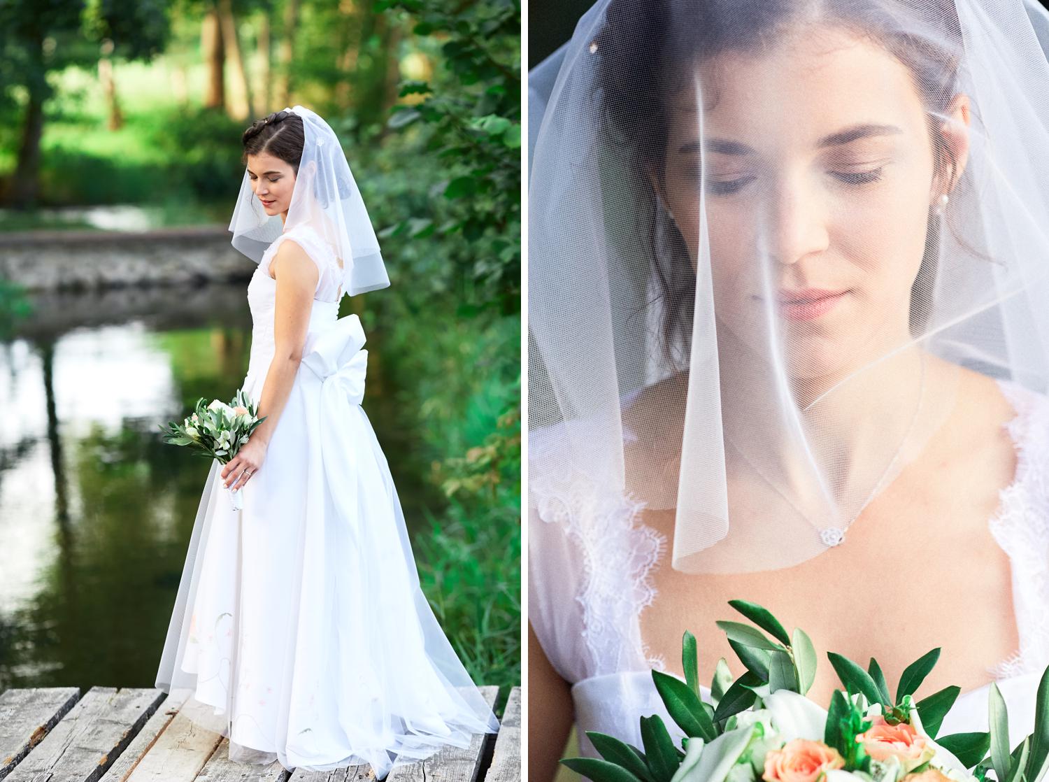 Photographie des mariés près d'un lac lors de leur mariage champêtre au Domaine du Moulin des Planches