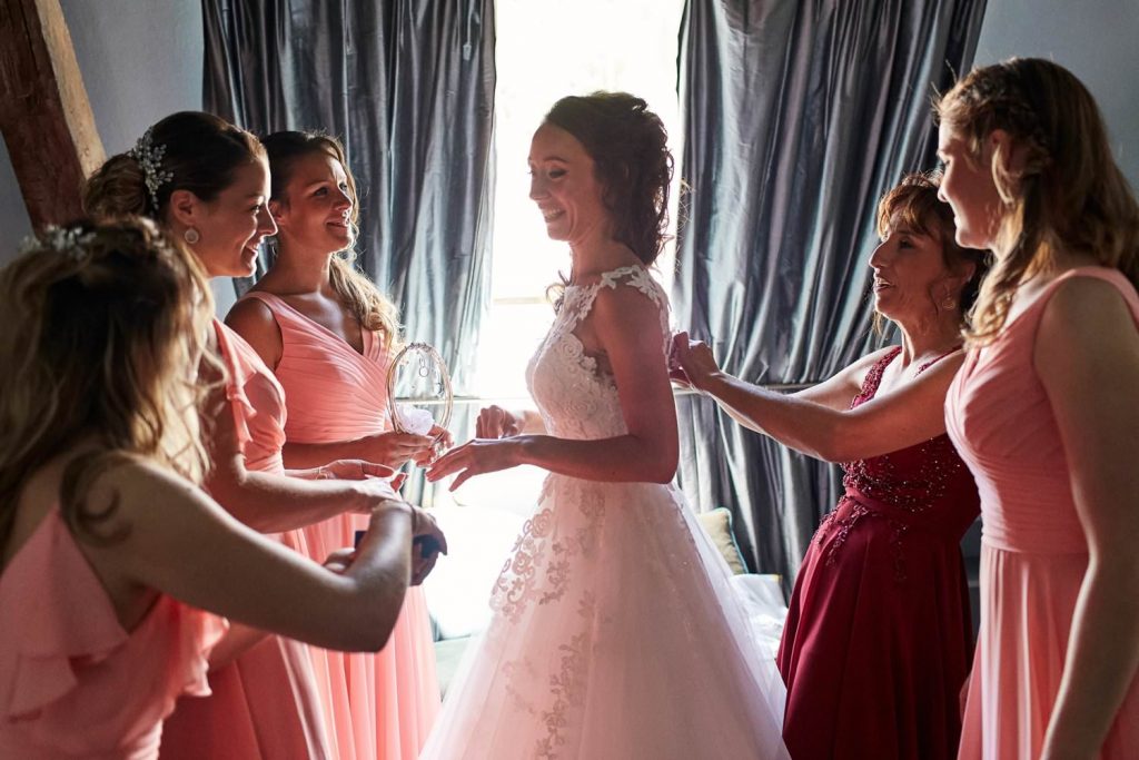 Enfilage robe de mariée